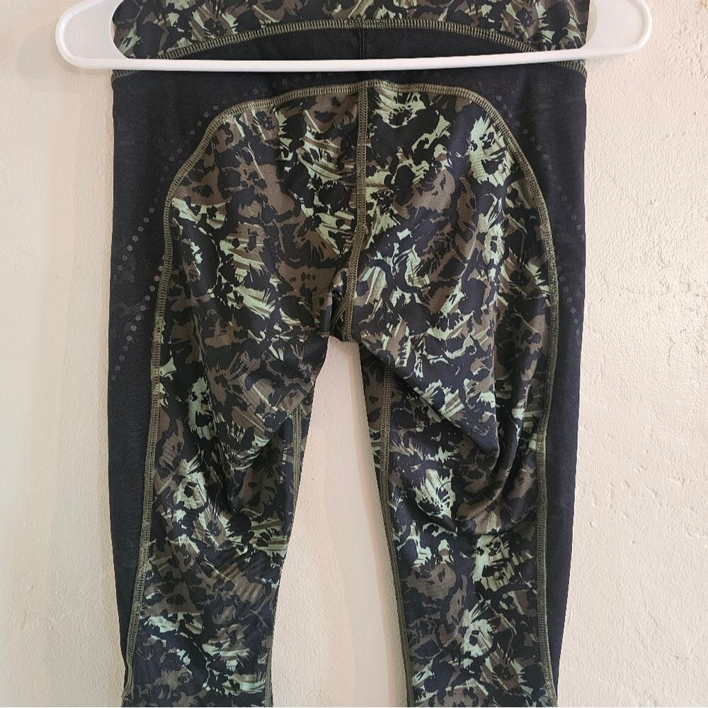 Lululemon Cropped Yoga Leggins Ruched Knee - Picture 4 of 7